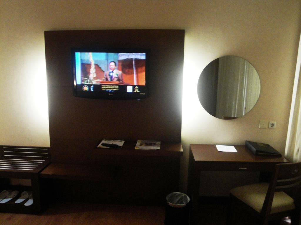 فندق مانادوفي  فندق ومركز سوتانراجا للمؤتمرات والترفيه الغرفة الصورة
