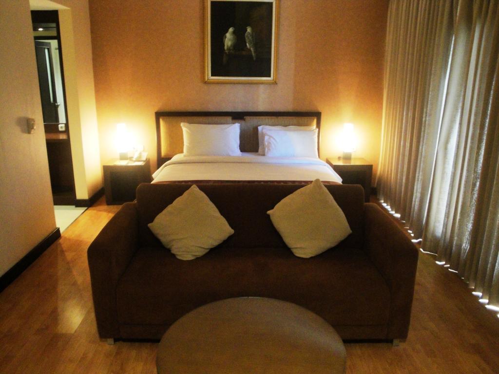فندق مانادوفي  فندق ومركز سوتانراجا للمؤتمرات والترفيه الغرفة الصورة